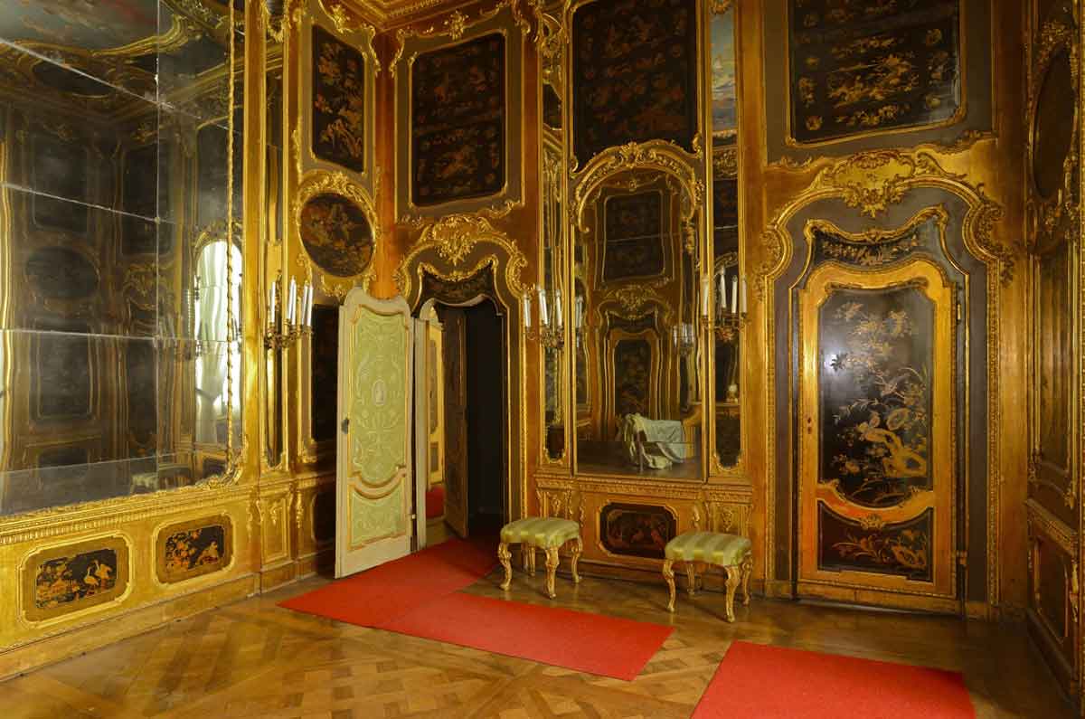Омега королевского дворца. Королевский дворец в Турине. Палаццо Кариньяно внутри. Королевский дворец в Турине интерьеры. Китайский кабинет палаццо реале.